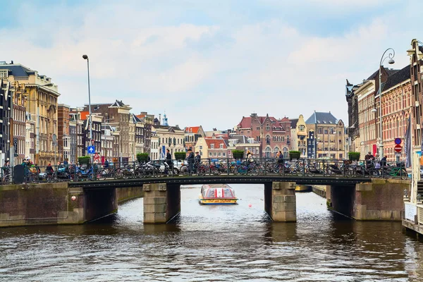 Kanaal en brug in Amsterdam, Nederland — Stockfoto