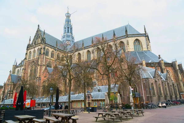 Vista rua com bicicletas e catedral em Haarlem, Holanda — Fotografia de Stock