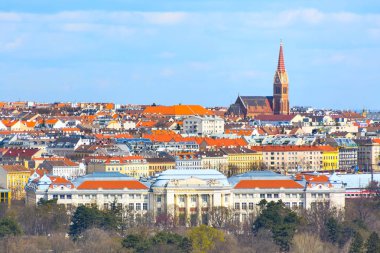 Kilise kulesi ve kırmızı çatılar ile Viyana panoramik manzarası