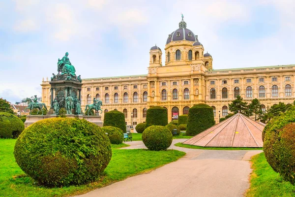 Museum voor Schone Kunsten en het standbeeld van Maria Theresa in Wenen — Stockfoto