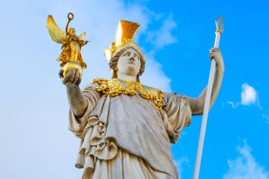 Avusturya Parlamentosu, Viyana, Avusturya mavi bulutlu gökyüzü arka plan önünde Pallas Athena heykeli