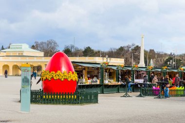Büyük kırmızı yumurta Paskalya Pazar Viyana ve dolaşan insanlar