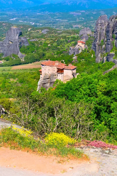 希腊高山悬崖上的气象修道院 — 图库照片