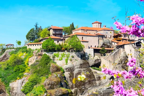 Grande Mosteiro Meteoro em Meteora através do ramo da flor rosa — Fotografia de Stock