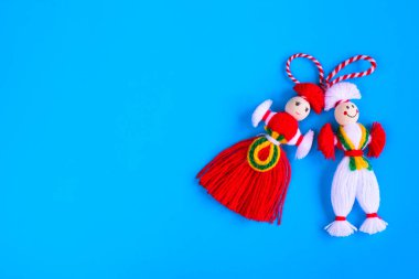 Bulgar Martenitsa bahar işareti mavi zemin üzerine