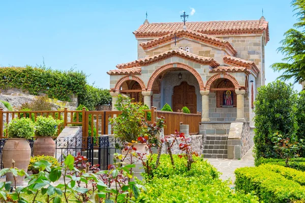 Parte del monasterio de Agios Stefanos St Stefan en el acantilado de Meteora, Grecia — Foto de Stock