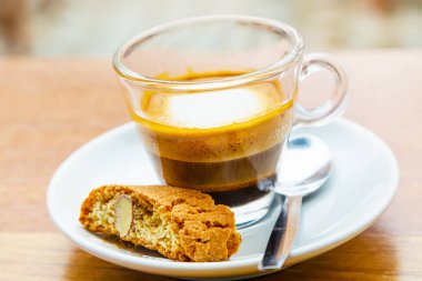 Macchiato kahve cam Kupası ve çocuk oyuncağı