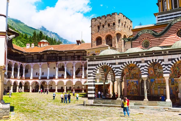 Turistas en el territorio del famoso Monasterio de Rila, Bulgaria — Foto de Stock