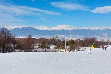 Ski resort Bansko, Bulgaristan, insanlar, dağlar görüş
