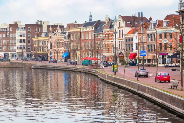 Paisagem pitoresca com belas casas tradicionais reflexão no canal, Haarlem, Holanda — Fotografia de Stock