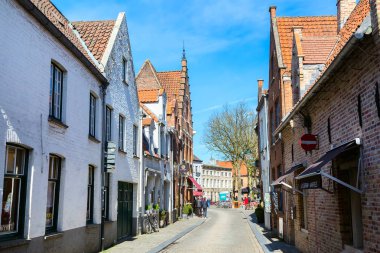 Cadde görünümü ile Ortaçağ geleneksel evler, Bruges, Belguim insanlarda