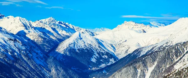 Panorama del paesaggio montano innevato — Foto Stock