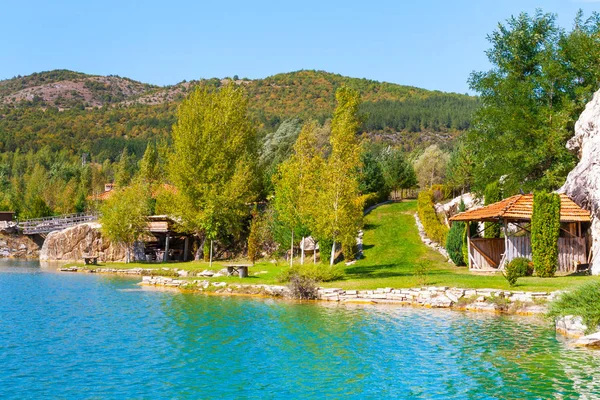 山と湖と緑の木風景 — ストック写真