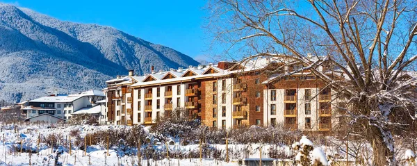 Casas e montanhas de neve panorama na estância de esqui búlgara Bansko — Fotografia de Stock