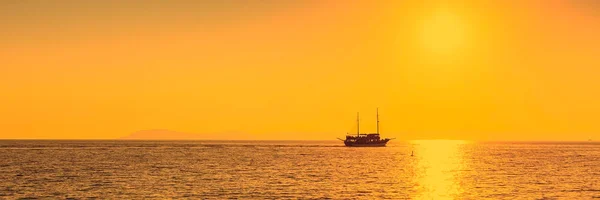 Puesta de sol en el mar con velero — Foto de Stock