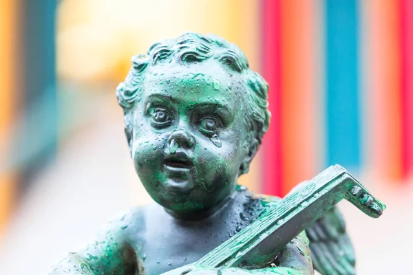 Chorando anjo criança estátua com gotas de chuva — Fotografia de Stock