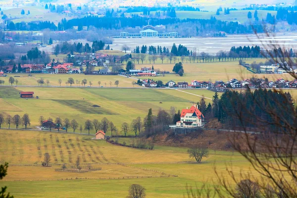 Баварский ландшафт с видом на море с домами — стоковое фото