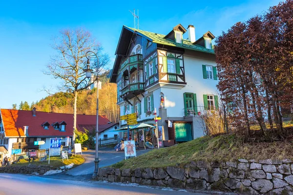 Gemaltes bayerisches Traditionshaus in der Nähe von Neuschwanstein und den deutschen Alpen — Stockfoto