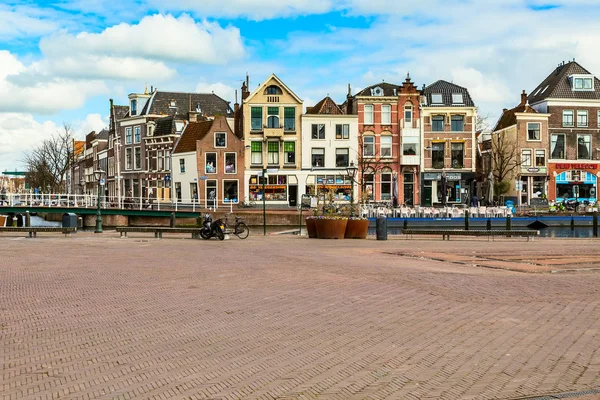 Traditionelle Häuser am Platz in Leiden, Niederlande — Stockfoto