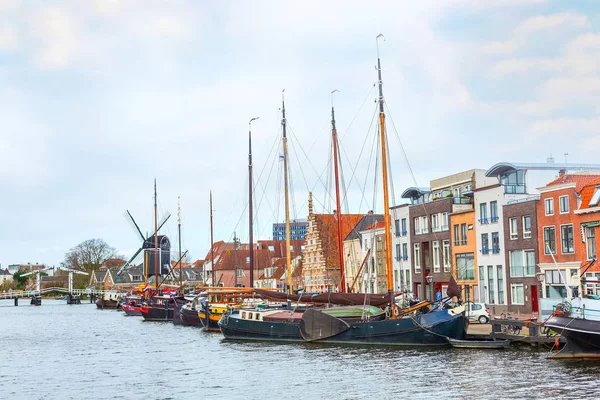 Traditionele huizen, schepen, canal perspectief in Leiden, Nederland — Stockfoto