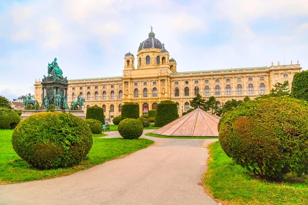 Fine Arts Museum and statue of Maria Theresa in Vienna — Stock Photo, Image