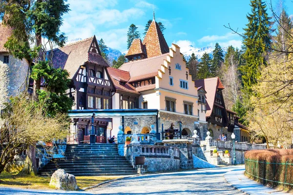 Kleurrijke authentiek restaurant in platteland Sinaia, Roemenië in de buurt van kasteel Peles, sneeuw bergen — Stockfoto