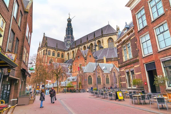 Vista rua com bicicletas e catedral em Haarlem, Holanda — Fotografia de Stock