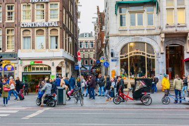 Amsterdam şehir merkezinde cadde görünümü