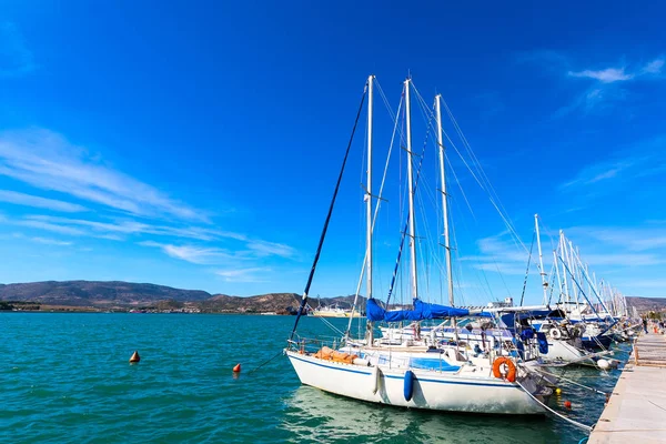 Barcos de vela y yates amarrados en el puerto de Volos, Grecia — Foto de Stock