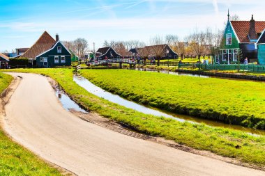 Mavi bulutlu gökyüzü karşı Zaanse Schans'a köy, Holland, yeşil evleri