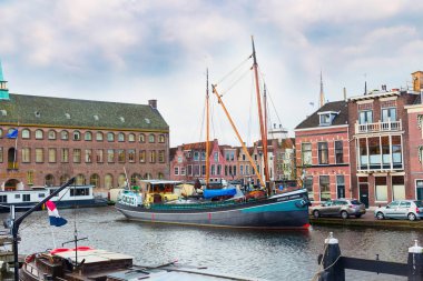 Geleneksel evler, gemiler, Leiden, Hollanda perspektif kanal