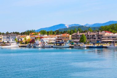 Keramoti, Yunanistan bağlantı noktası panorama evleri ve deniz araçları ile
