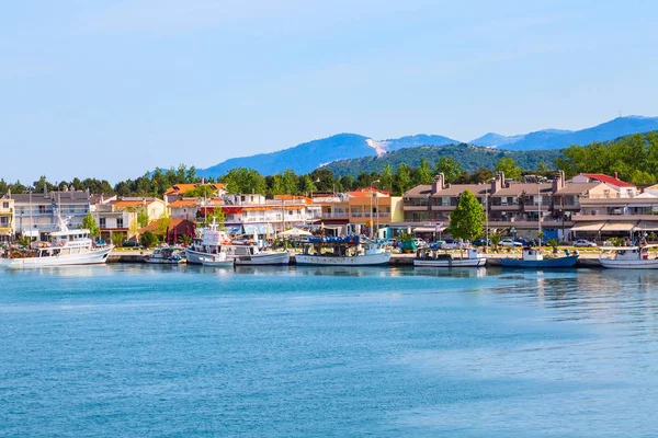 Panorama přístavu Keramoti, Řecko s domy a čluny — Stock fotografie