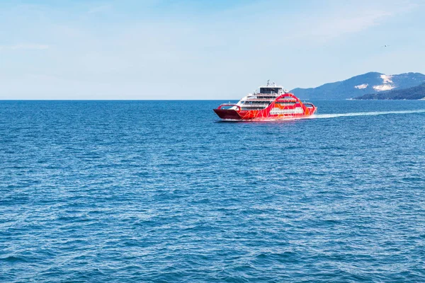 Červený lodí bude Thassos z přístavu Keramoti — Stock fotografie