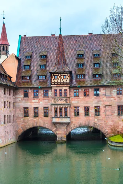 Edificios antiguos y puente de arco reflejado en el agua. Nuremberg, Baviera — Foto de Stock