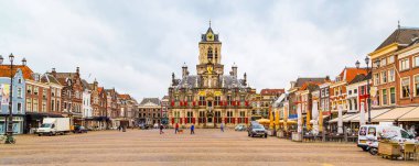 Stadhuis veya City Hall, Markt Meydanı, evler, insanlar Delft, Hollanda