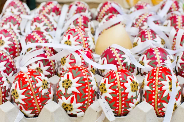 Många färgglada målade påskägg på den traditionella marknaden — Stockfoto