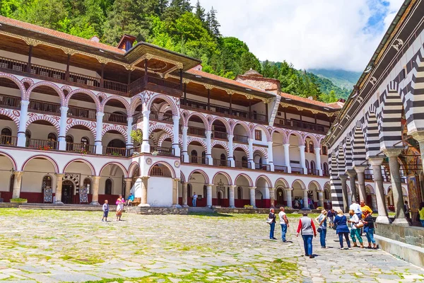 Turisté na území slavný Rilský klášter, Bulharsko — Stock fotografie