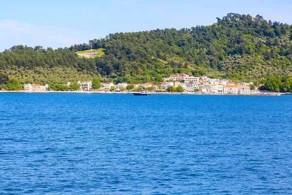 Thassos, Grécia vista do porto com barco — Fotografia de Stock