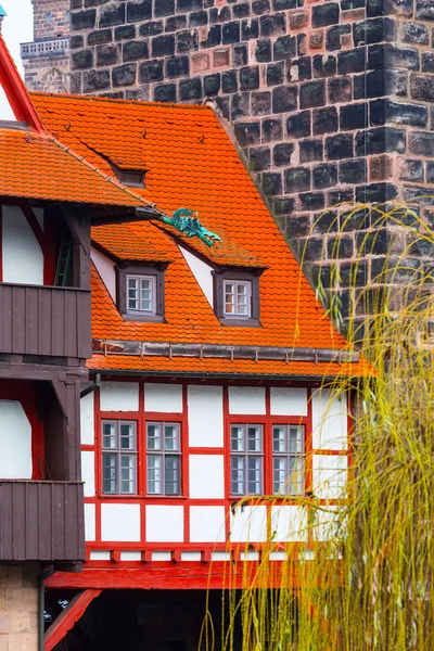 城市街道的纽伦堡，弗兰肯与在巴伐利亚的砖木房子 — 图库照片