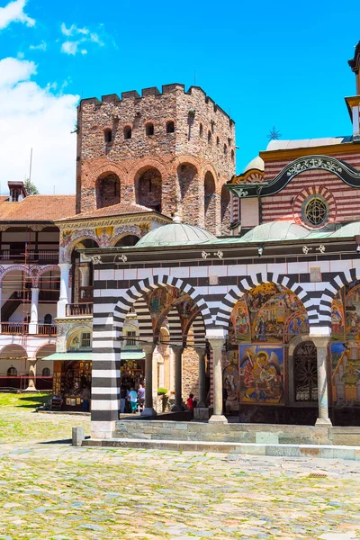 Ofullständig bild av kyrkan i berömda Rila klostret, Bulgarien — Stockfoto