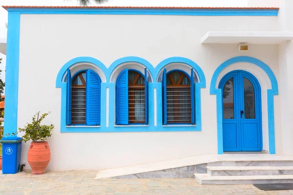 Janelas brancas e azuis tradicionais gregas — Fotografia de Stock