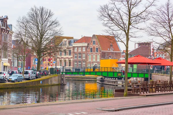 Pittoreske landschap met prachtige traditionele huizen reflectie in gracht, Haarlem, Nederland — Stockfoto