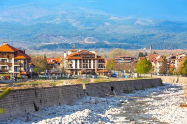 Bansko manzara, ağaçlar ve dağlar ile bahar