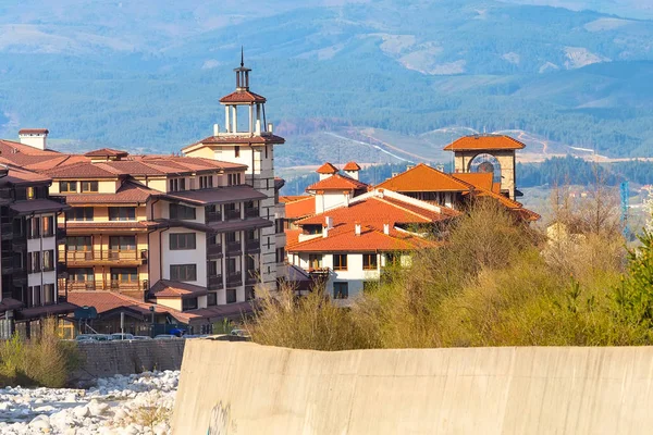 Весна Банско пейзаж с деревьями, домами и горами — стоковое фото