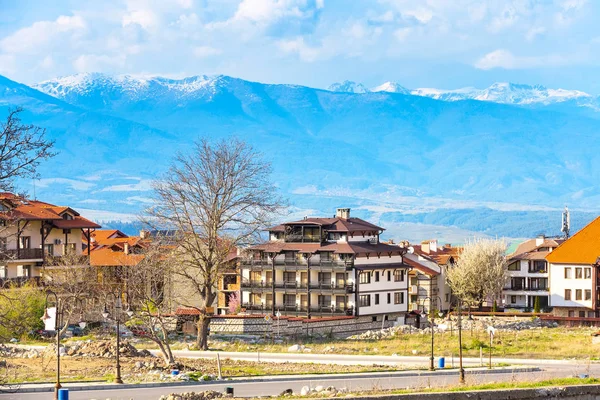 Våren Bansko landskap med träd, hus och bergen — Stockfoto