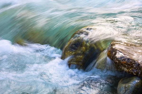 Fechar de uma cachoeira durante o alto fluxo de água — Fotografia de Stock