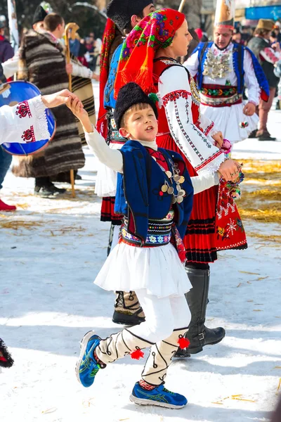 Мальчик в болгарском традиционном костюме — стоковое фото