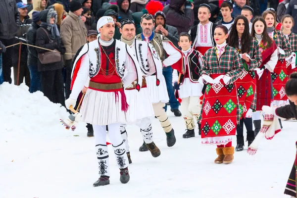 Pessoas dançando em roupas tradicionais balkan no festival — Fotografia de Stock