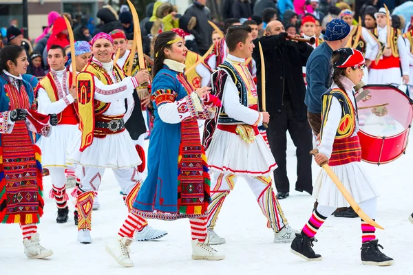 Люди танцуют в балканской традиционной одежде на фестивале — стоковое фото